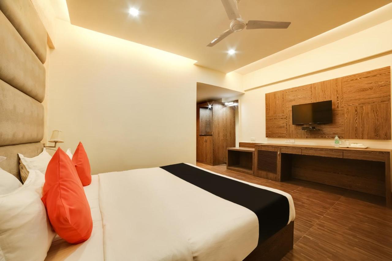 Capital O 61351 Waii International Hotel Bhalukpung Exterior foto